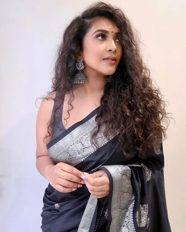 Black_Woven_Kanjivaram_Jacquard_Saree_with_Saree_Cover